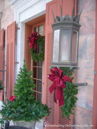 Tate_House_front_door_sconces.JPG