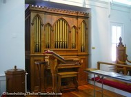 Lawrence_Chapel_original_pipe_organ.JPG