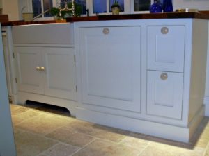 a single basin apron front sink in the kitchen that is flush with the front of the countertop